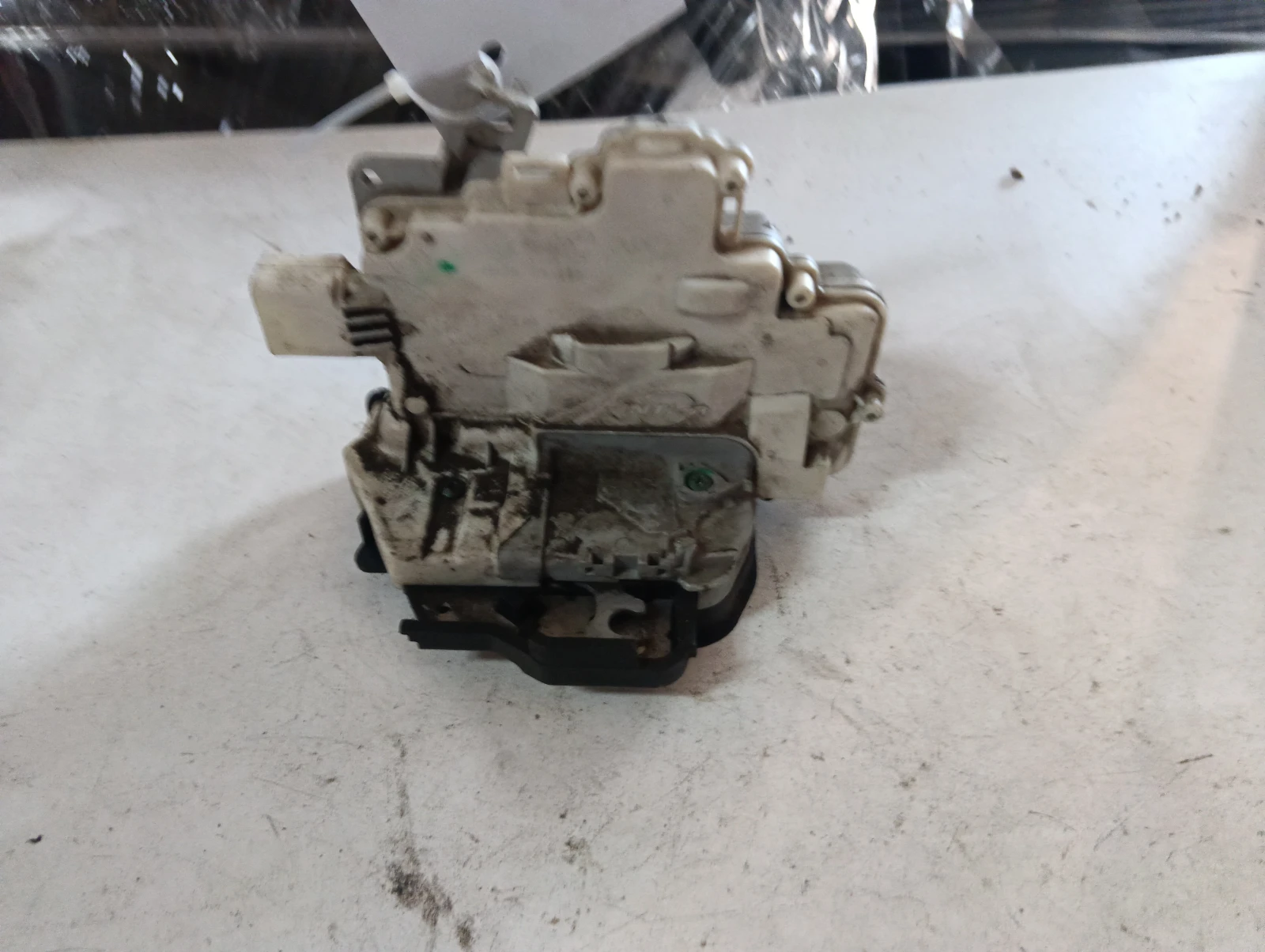 брава (задна лява) 8E0839015AA Audi A4