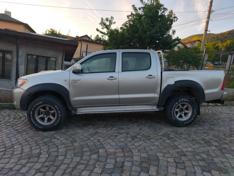 Toyota Hilux 2.5 D4D, снимка 2 - Автомобили и джипове - 52882875
