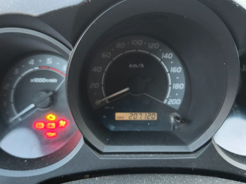 Toyota Hilux 2.5 D4D, снимка 9 - Автомобили и джипове - 52882875