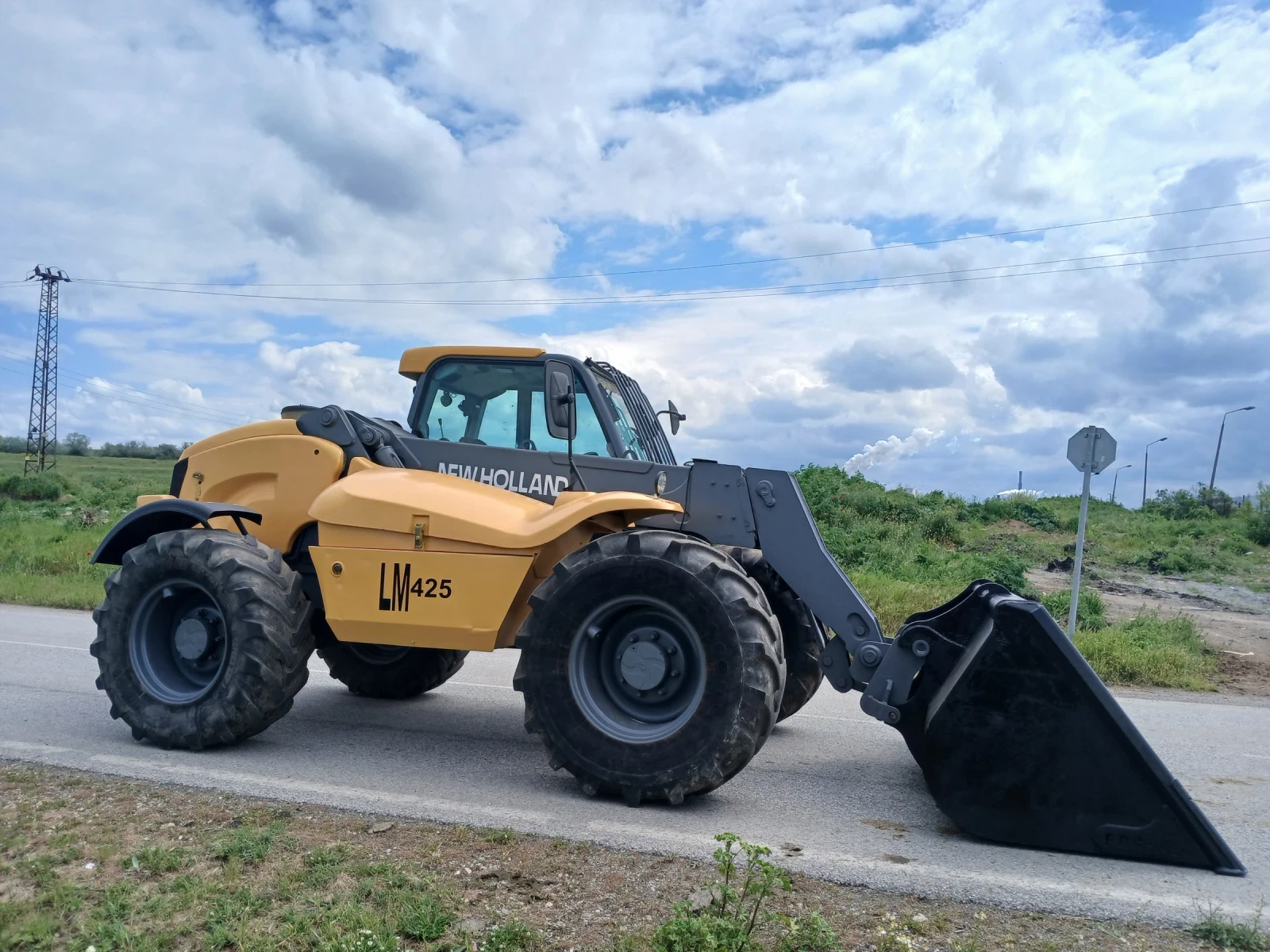 Телескопичен товарач New Holland LM425