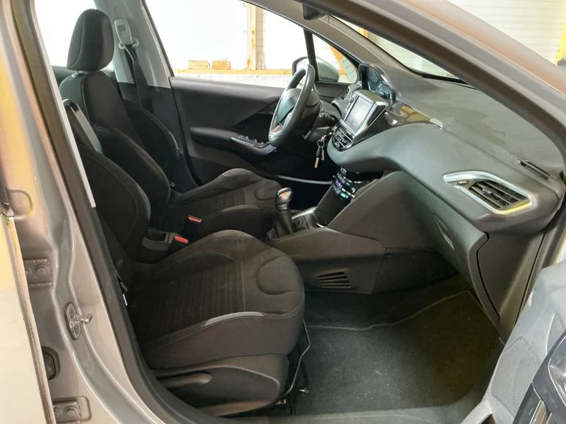 Peugeot 208 208 1.2 VTi Allure, снимка 3 - Автомобили и джипове - 55387566
