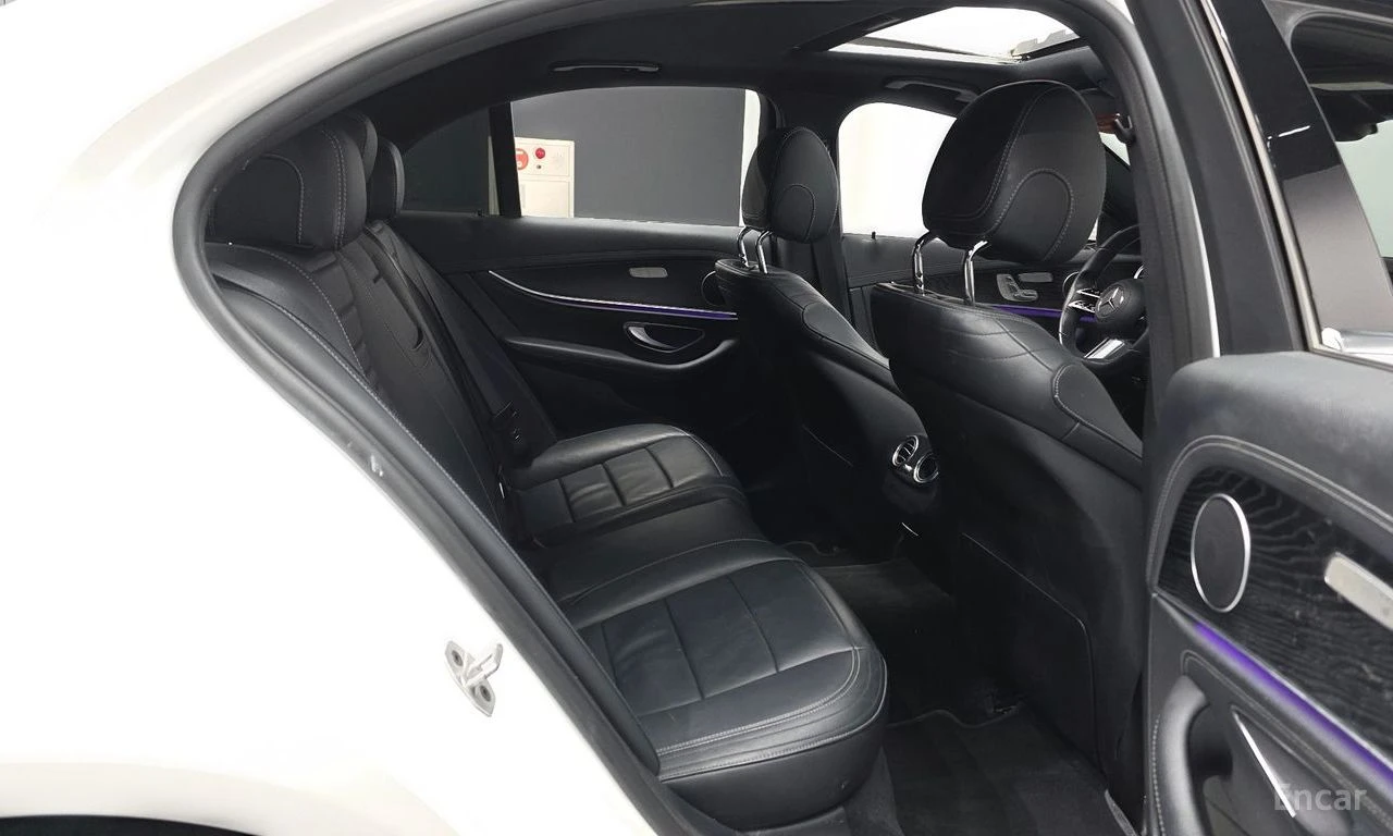 Mercedes-Benz E 220 4MATIC* AMG* ПОДГРЕВ* 360 КАМЕРИ* ПАНОРАМА* АМБИЕН, снимка 16 - Автомобили и джипове - 54357575