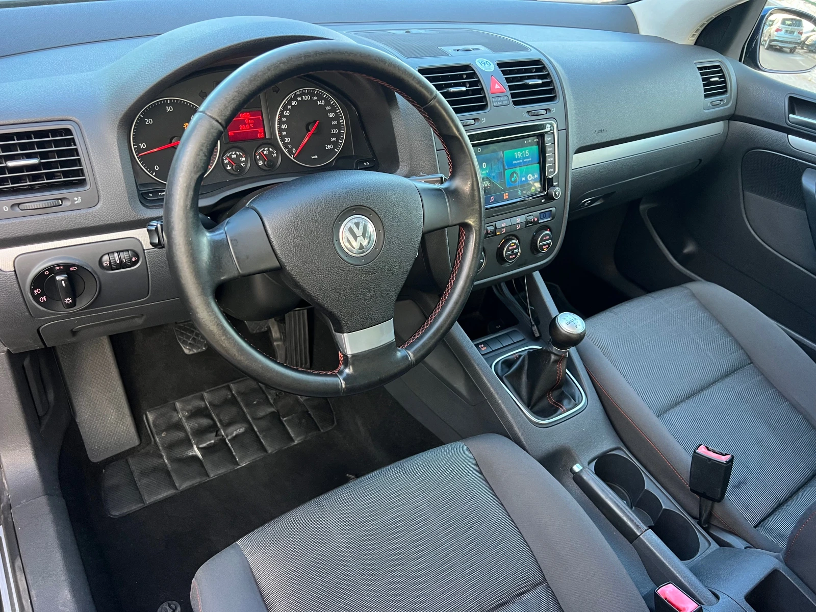 VW Golf 1.9TDI NAVI/KAMERA/105кс/KLIMATRONIK/PODGREV/UNIKA, снимка 9 - Автомобили и джипове - 55075609