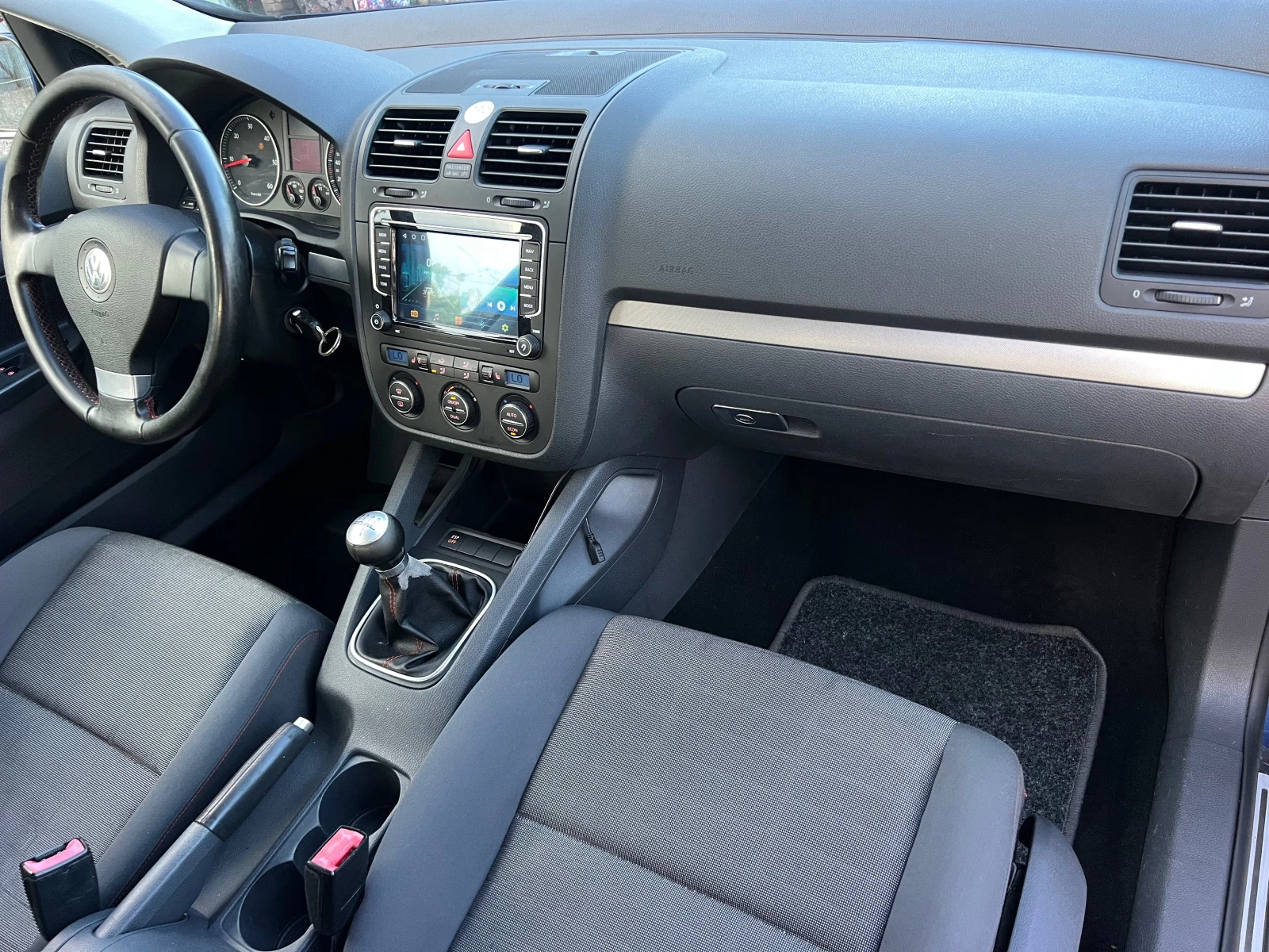 VW Golf 1.9TDI NAVI/KAMERA/105кс/KLIMATRONIK/PODGREV/UNIKA, снимка 12 - Автомобили и джипове - 55075609