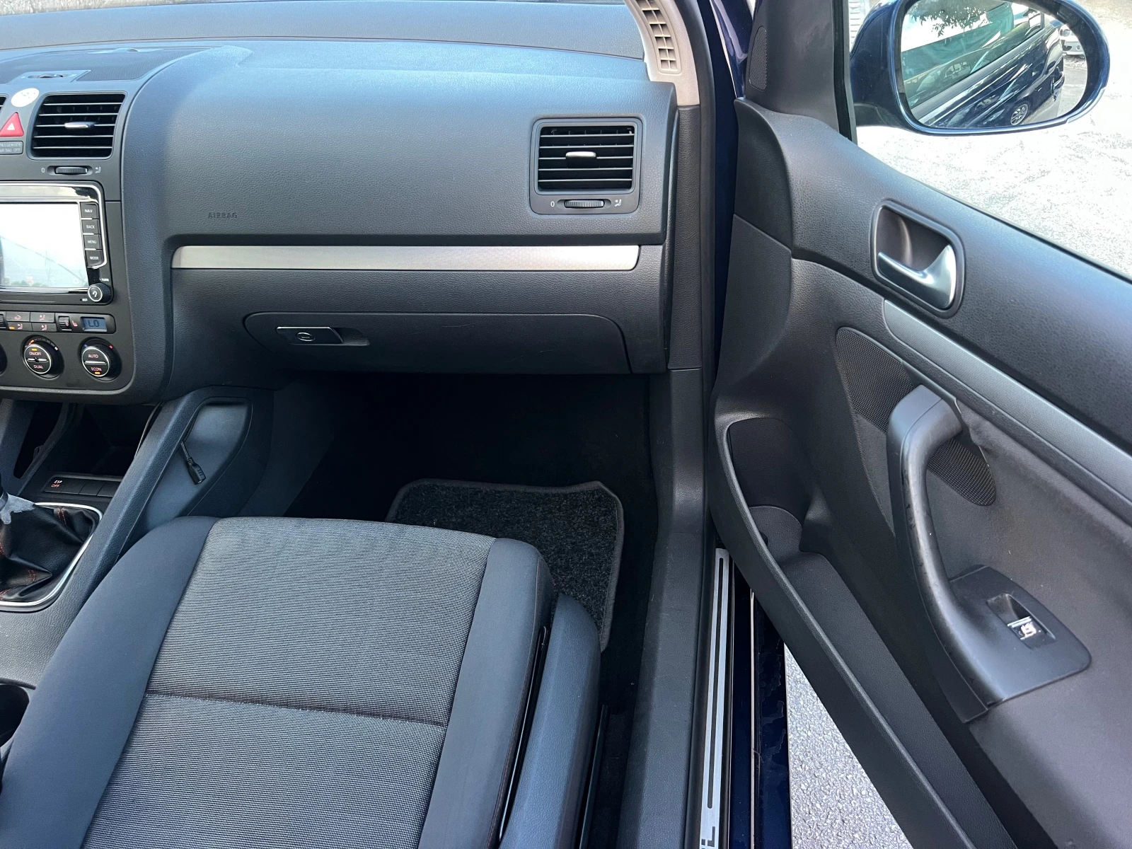 VW Golf 1.9TDI NAVI/KAMERA/105кс/KLIMATRONIK/PODGREV/UNIKA, снимка 11 - Автомобили и джипове - 55075609
