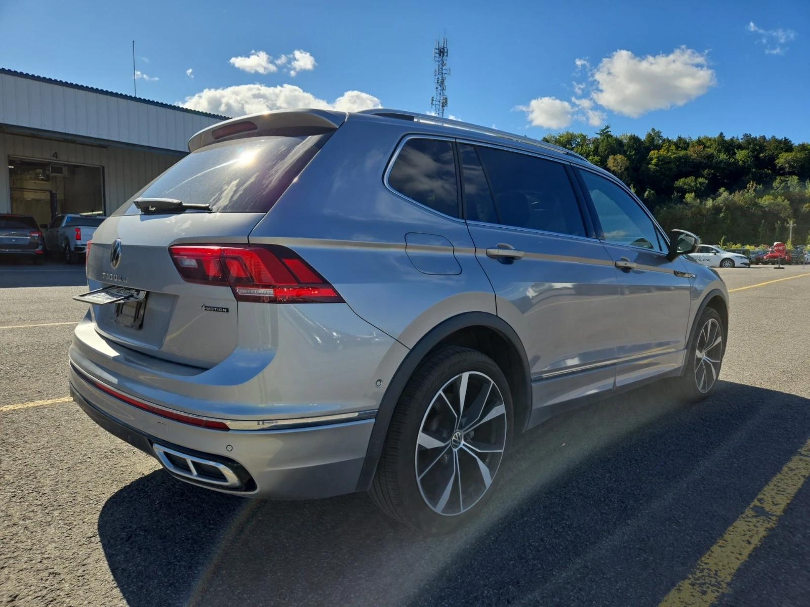 VW Tiguan HIGHLINE R-LINE, АВТОКРЕДИТ, снимка 3 - Автомобили и джипове - 56154744