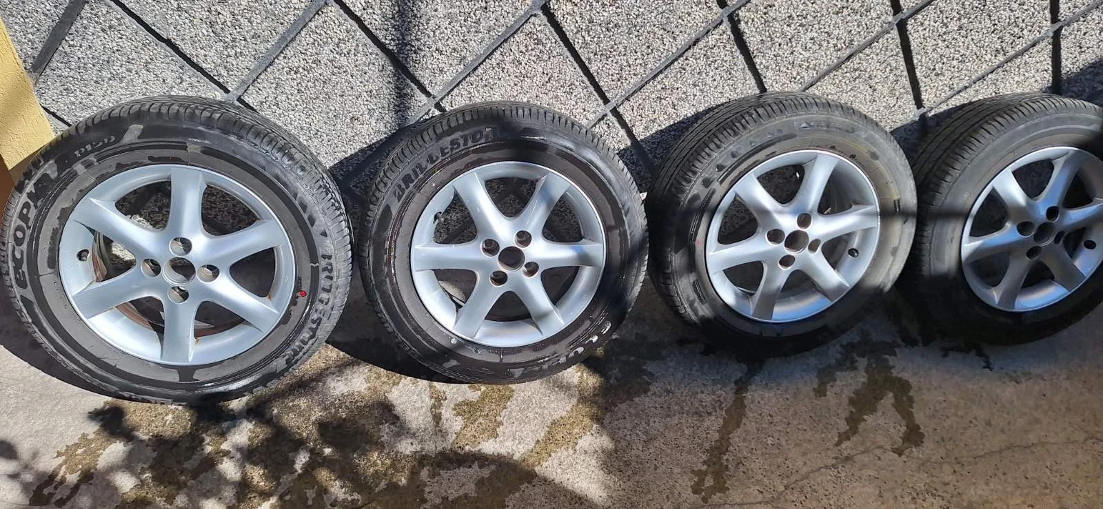 Гуми с джанти Bridgestone 195/65R15, снимка 2 - Гуми и джанти - 54246774