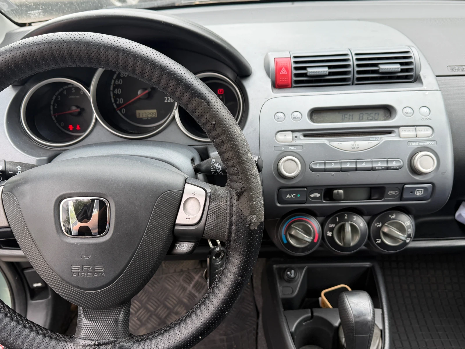 Honda Jazz 1.4i Automat, снимка 10 - Автомобили и джипове - 54580159