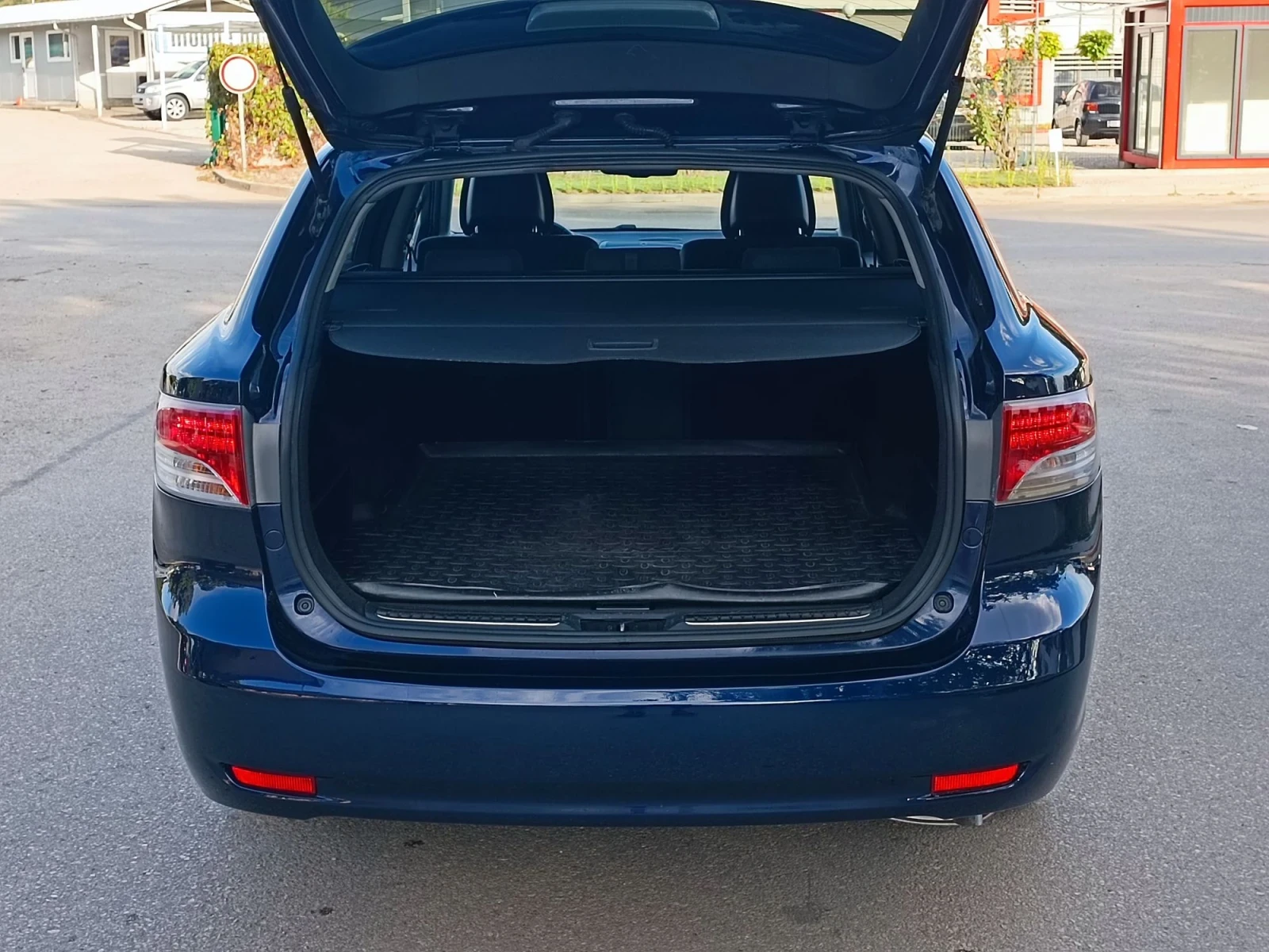 Toyota Avensis 2.0i-152кс-ШВЕЙЦАРИЯ-РЪЧКА-6ск-KEYLESS, снимка 5 - Автомобили и джипове - 56111154