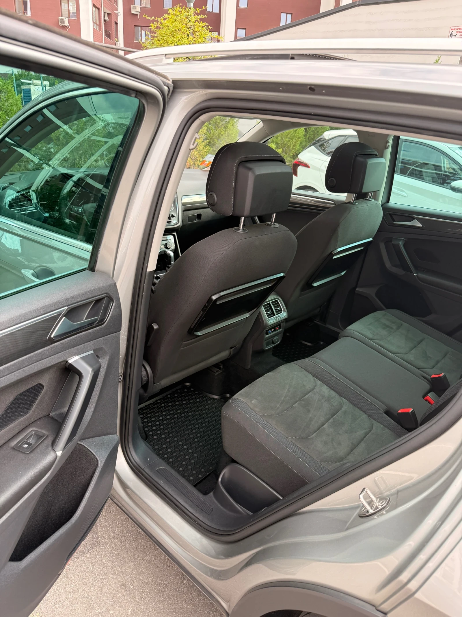 VW Tiguan 2.0TDI/4Motion/Assist/LED/Keyless, снимка 9 - Автомобили и джипове - 55868492