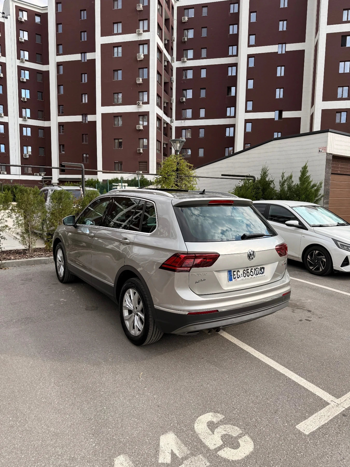 VW Tiguan 2.0TDI/4Motion/Assist/LED/Keyless, снимка 5 - Автомобили и джипове - 55868492