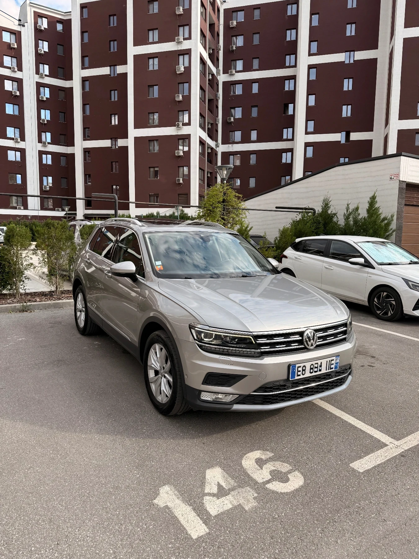 VW Tiguan 2.0TDI/4Motion/Assist/LED/Keyless, снимка 2 - Автомобили и джипове - 55868492