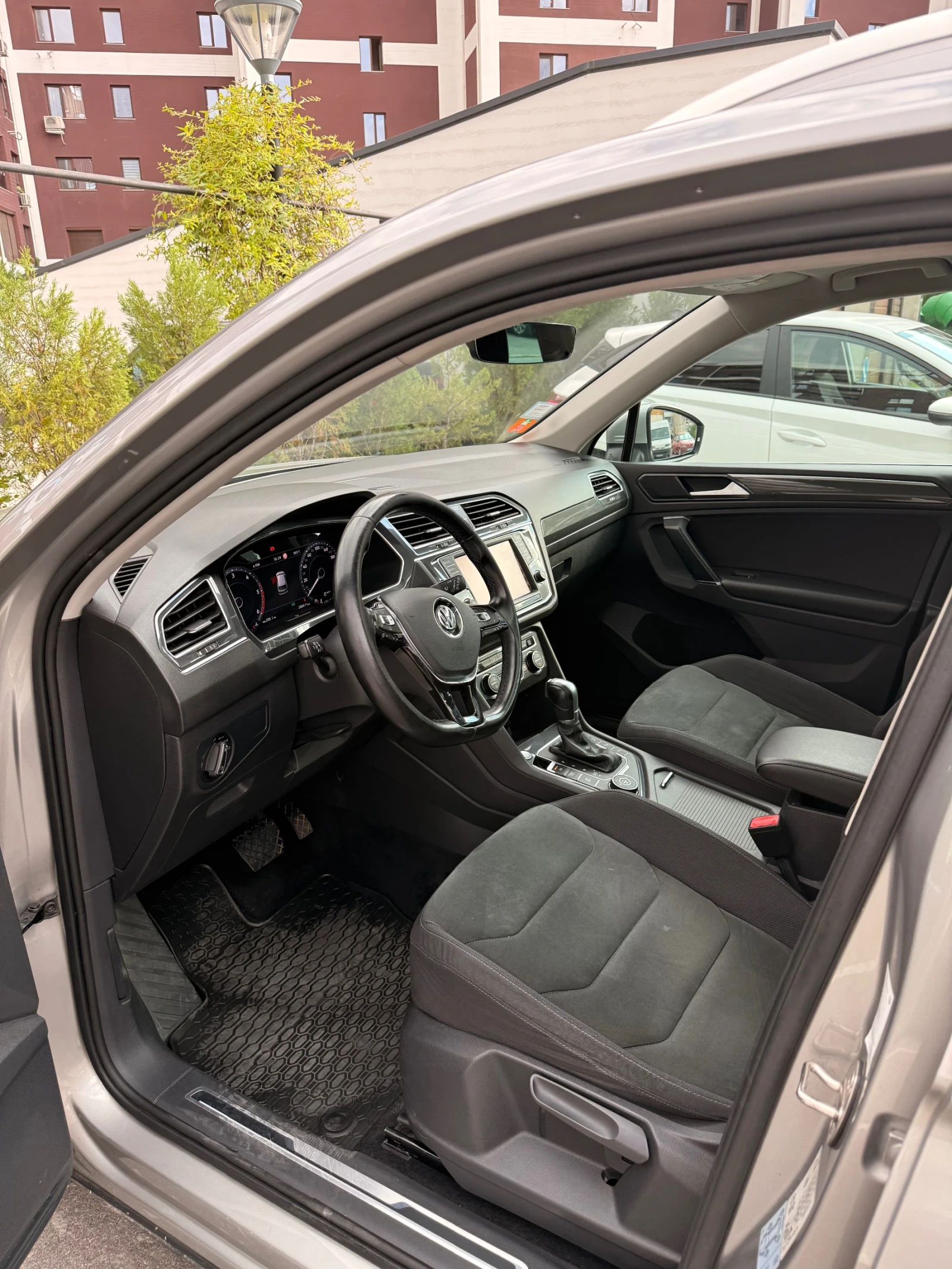 VW Tiguan 2.0TDI/4Motion/Assist/LED/Keyless, снимка 8 - Автомобили и джипове - 55868492