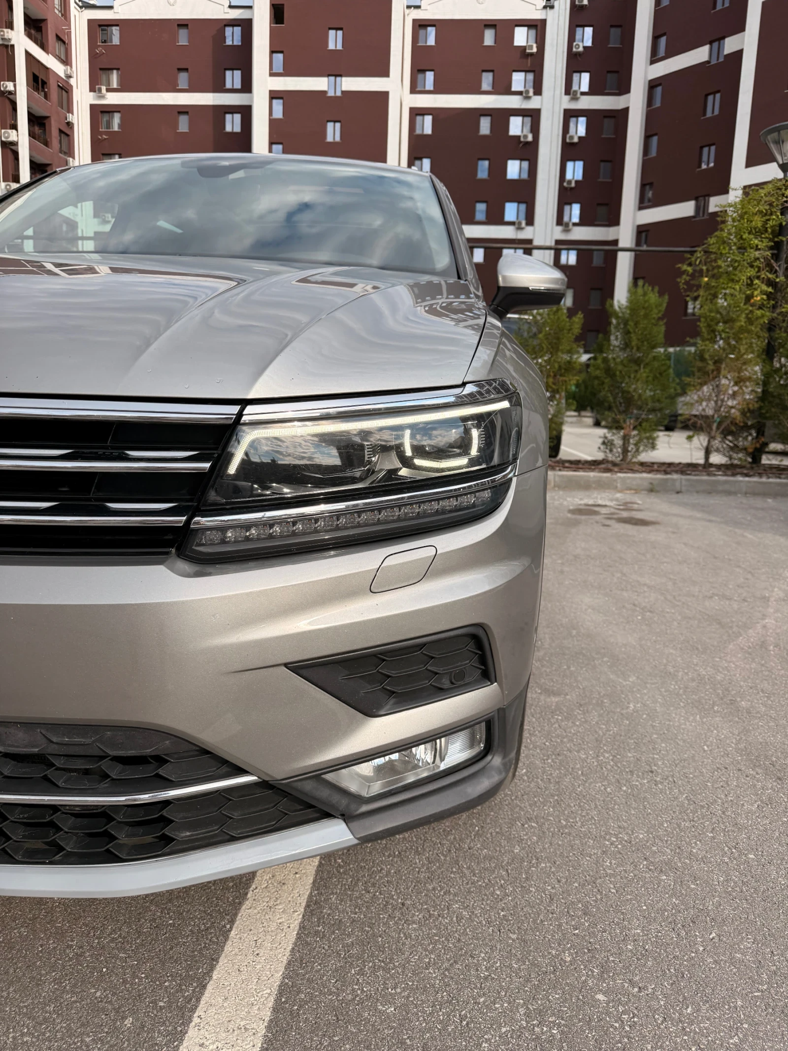 VW Tiguan 2.0TDI/4Motion/Assist/LED/Keyless, снимка 3 - Автомобили и джипове - 55868492