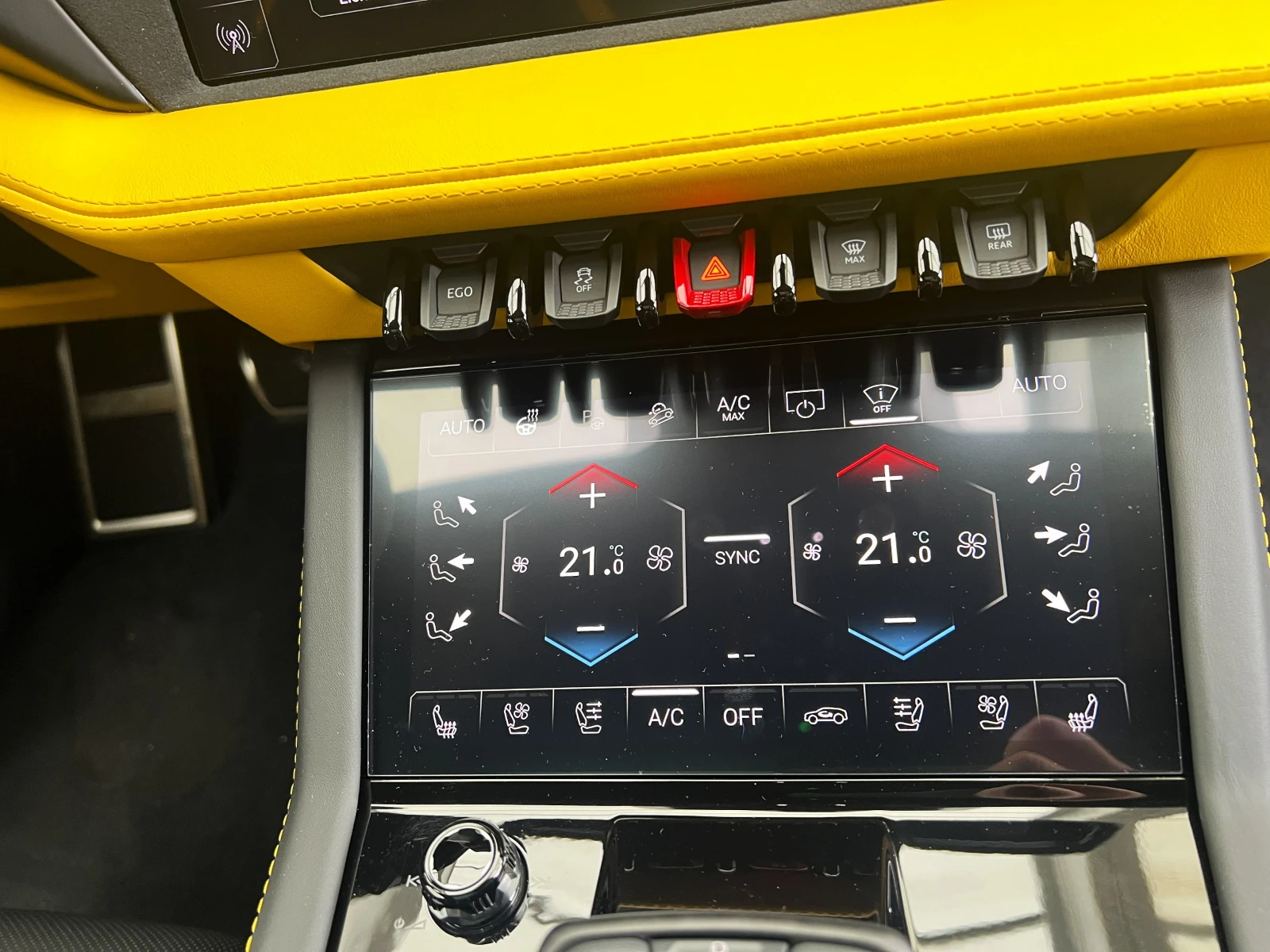 Lamborghini Urus SE / FACELIFT / DARK PACKAGE / CERAMIC / B&O / HUD, снимка 13 - Автомобили и джипове - 56479474