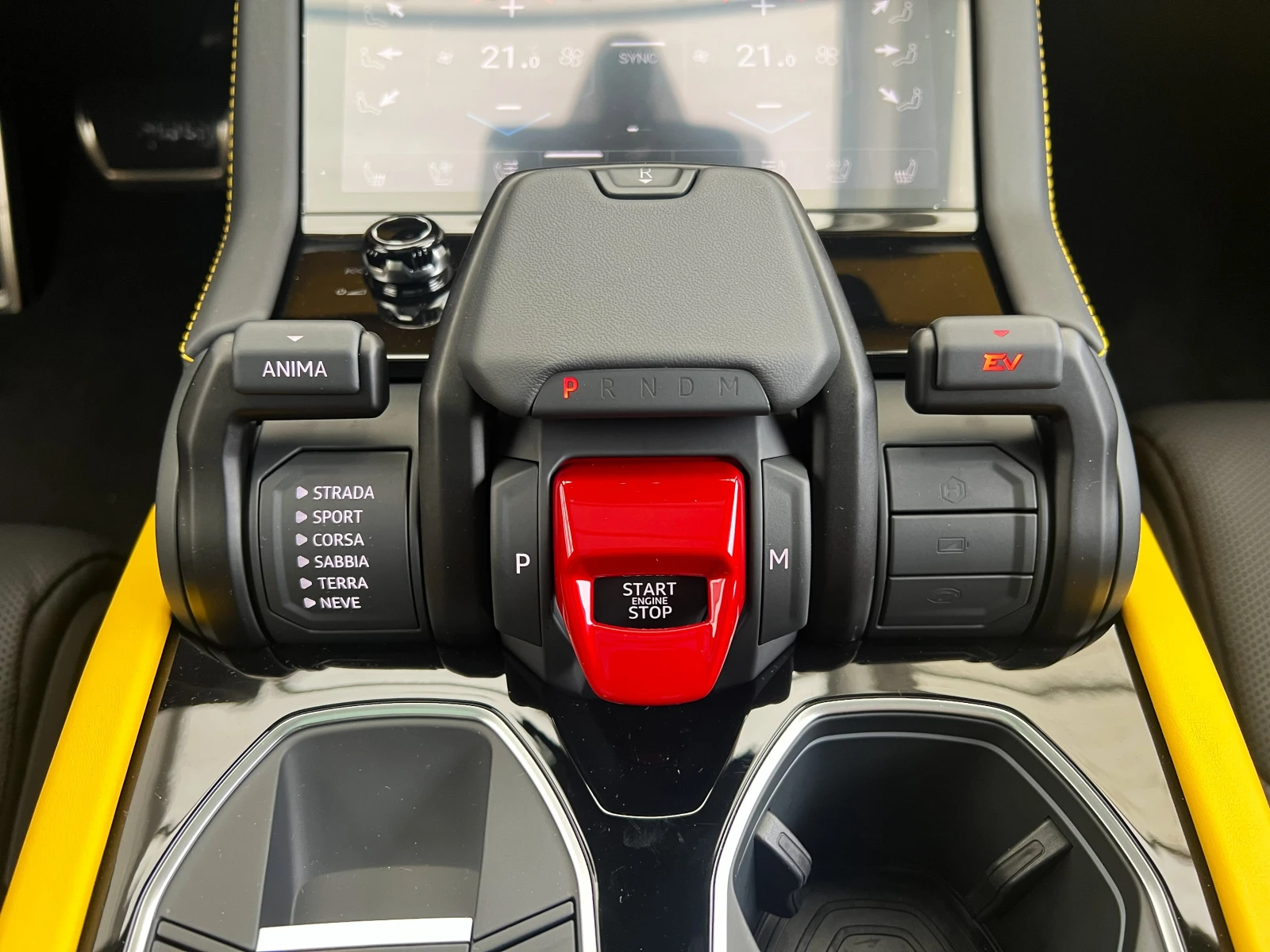 Lamborghini Urus SE / FACELIFT / DARK PACKAGE / CERAMIC / B&O / HUD, снимка 14 - Автомобили и джипове - 56479474