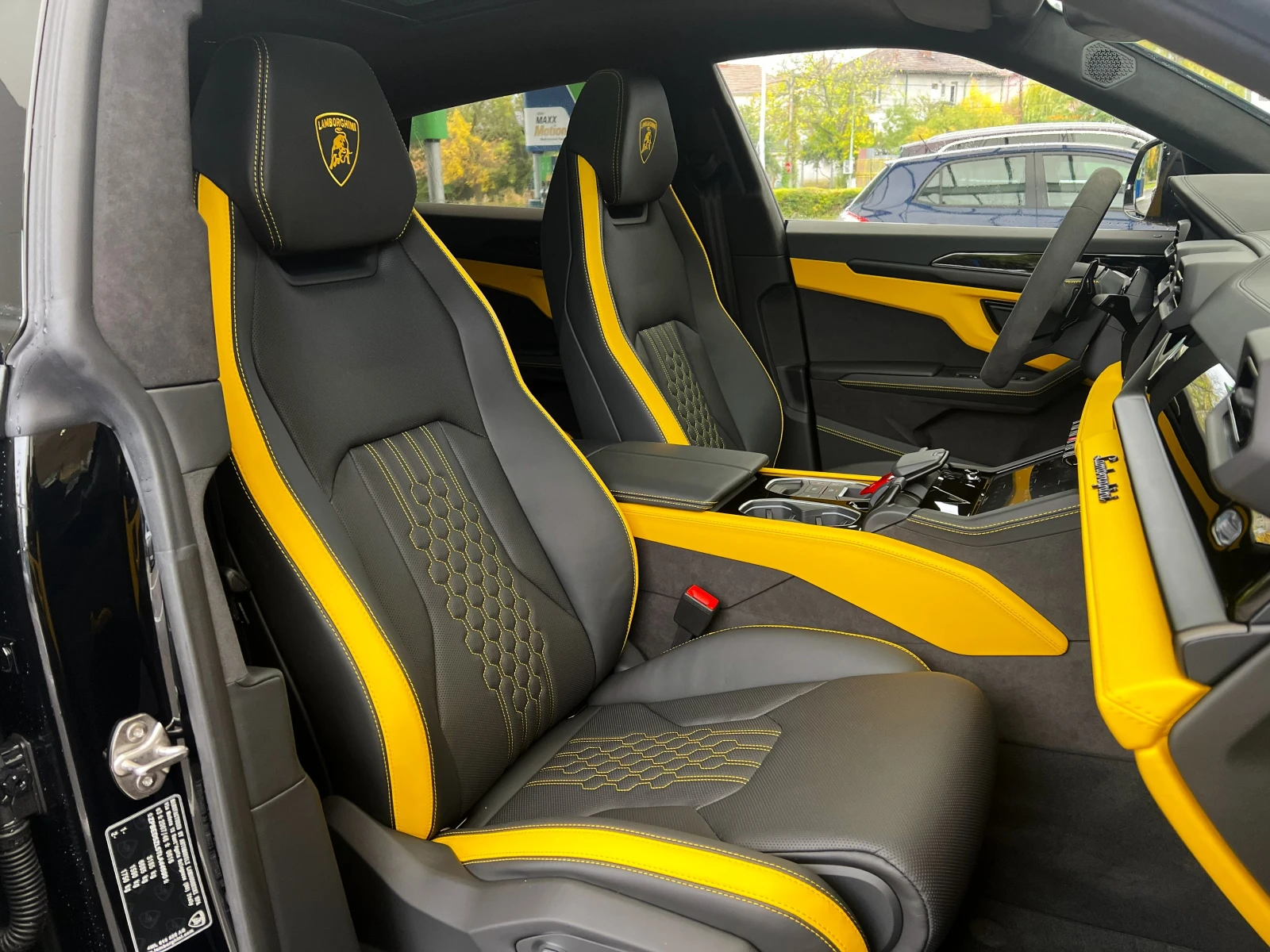 Lamborghini Urus SE / FACELIFT / DARK PACKAGE / CERAMIC / B&O / HUD, снимка 15 - Автомобили и джипове - 56479474