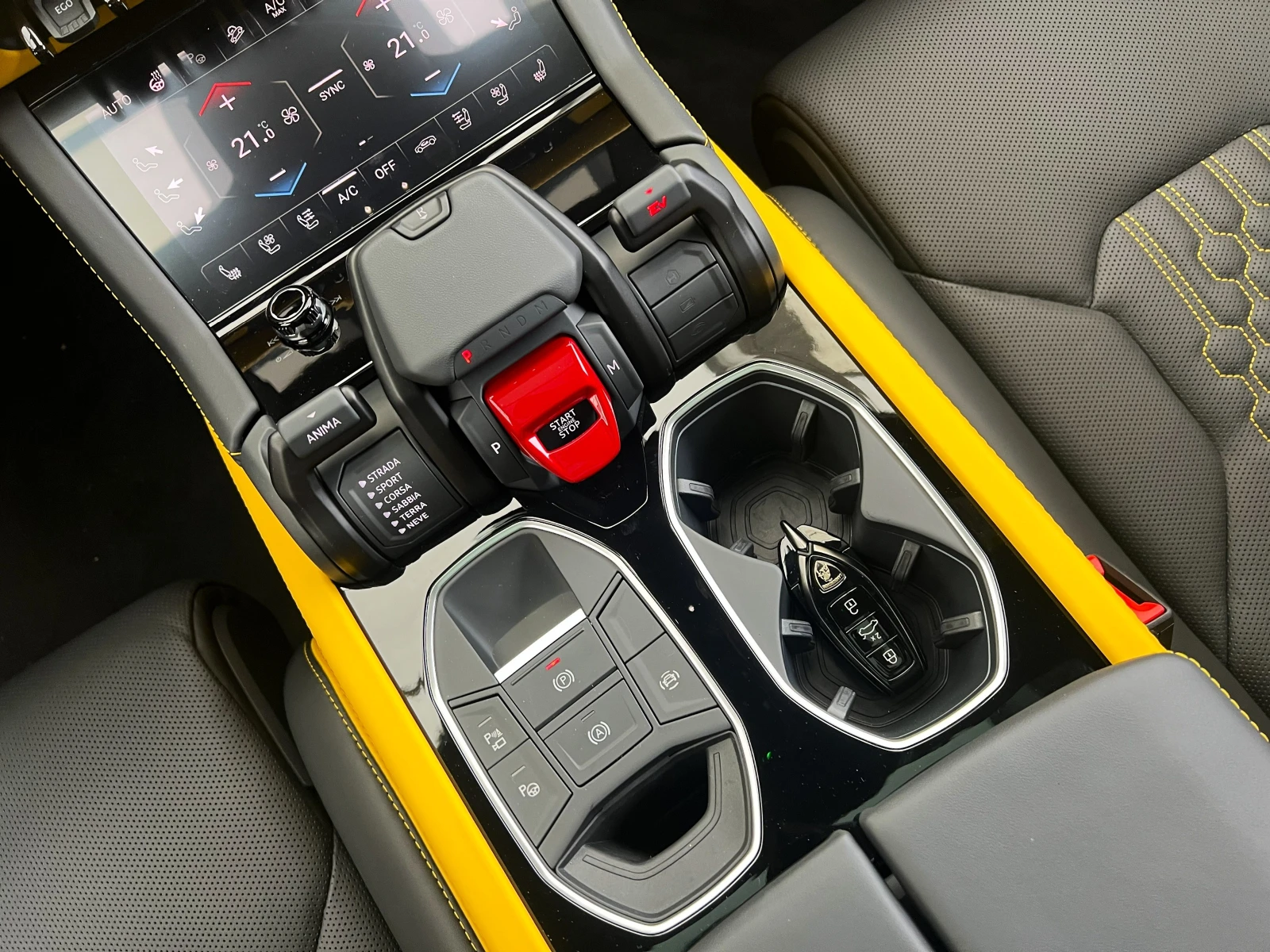 Lamborghini Urus SE / FACELIFT / DARK PACKAGE / CERAMIC / B&O / HUD, снимка 12 - Автомобили и джипове - 56479474