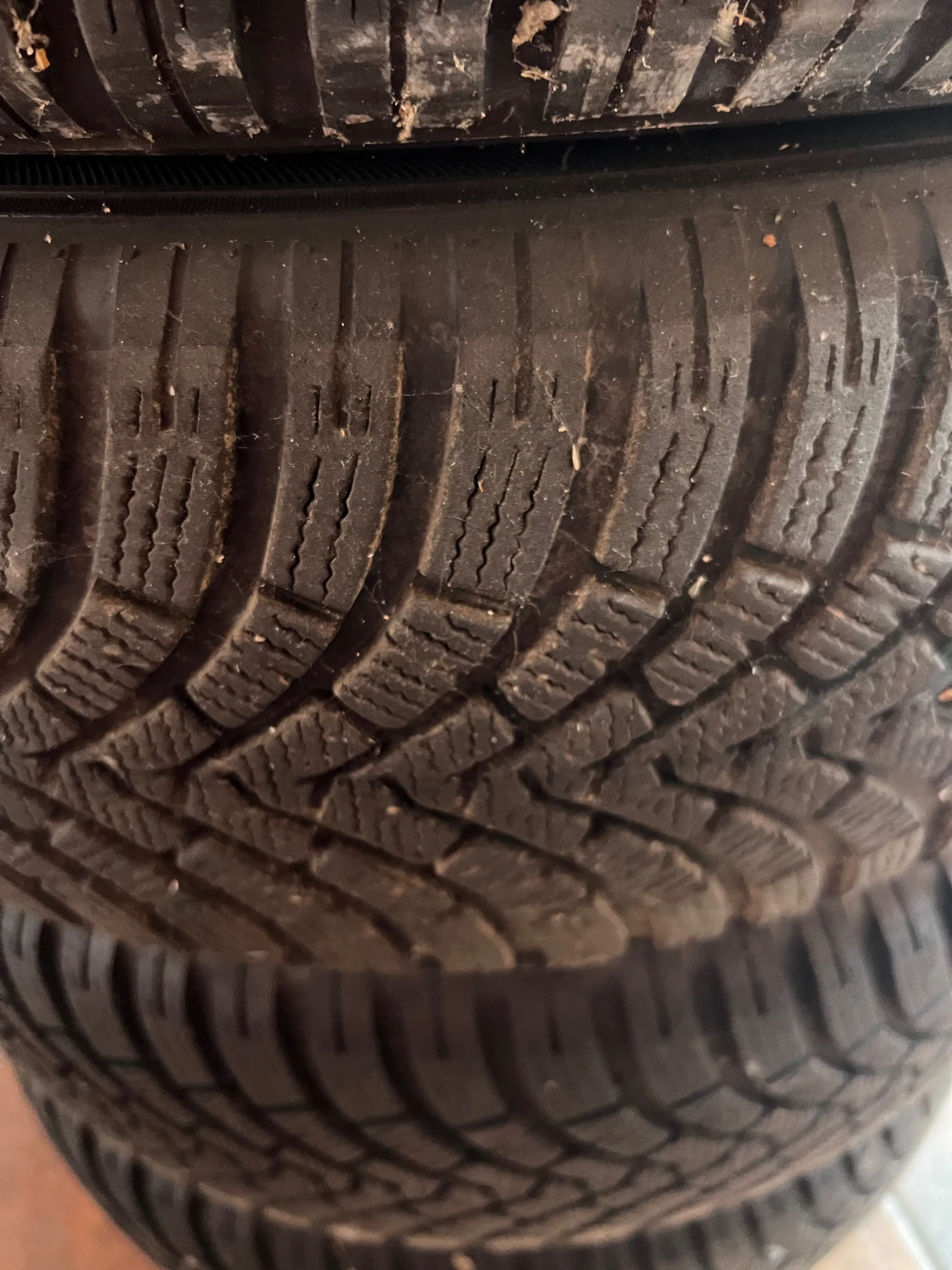 Гуми Зимни 215/60R17, снимка 2 - Гуми и джанти - 56709379