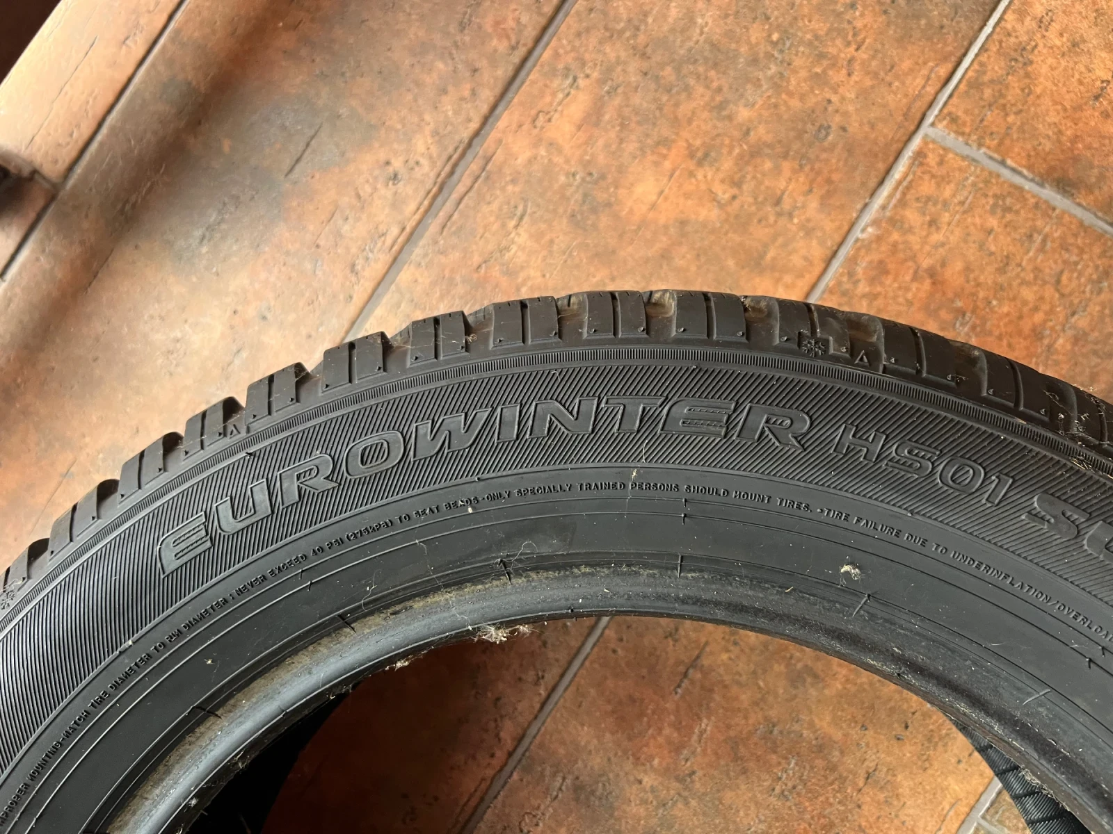 Гуми Зимни 215/60R17, снимка 7 - Гуми и джанти - 56709379