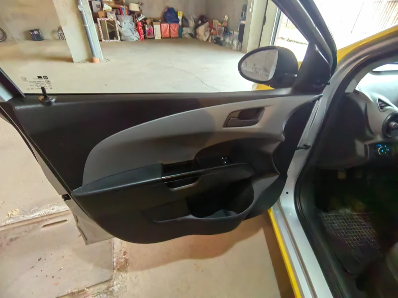 Chevrolet Aveo 1.2 16V, снимка 13 - Автомобили и джипове - 53024047