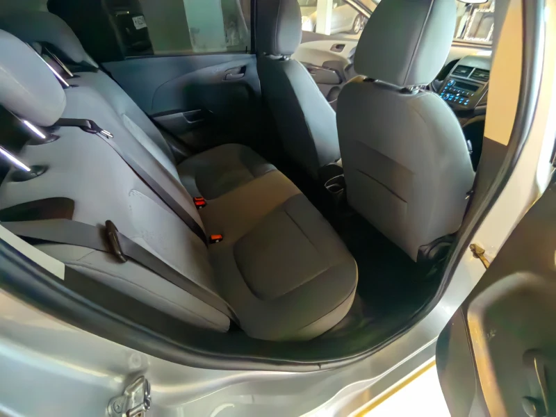 Chevrolet Aveo 1.2 16V, снимка 11 - Автомобили и джипове - 53024047