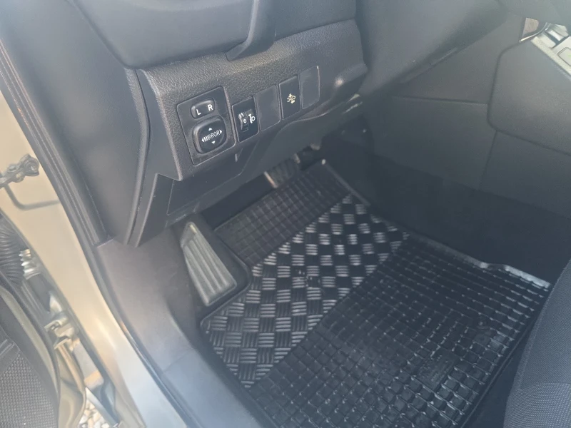 Toyota Auris 1.8Hibrib Navi Led, снимка 12 - Автомобили и джипове - 53142006