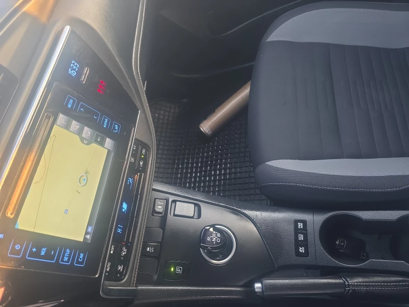 Toyota Auris 1.8Hibrib Navi Led, снимка 11 - Автомобили и джипове - 53142006