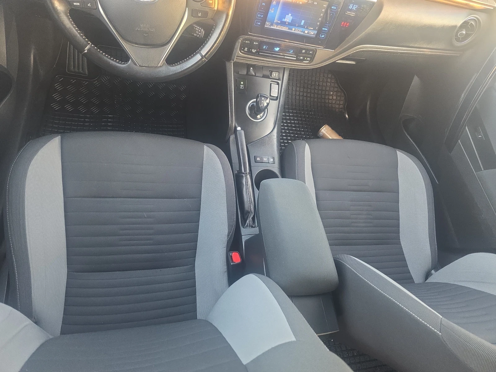 Toyota Auris 1.8Hibrib Navi Led - изображение 9