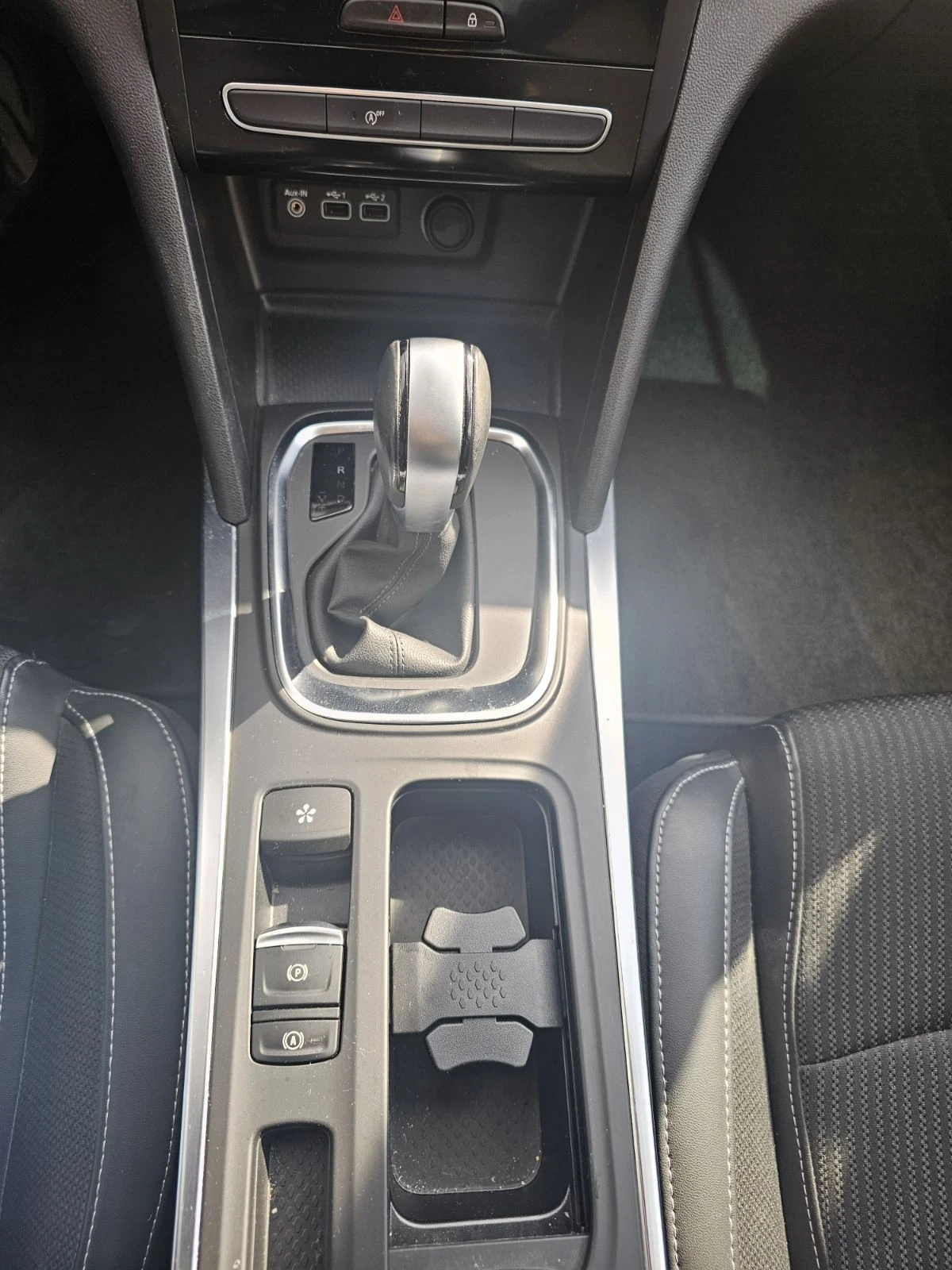 Renault Megane 1.3 TCe 140 EDC, снимка 13 - Автомобили и джипове - 53989368