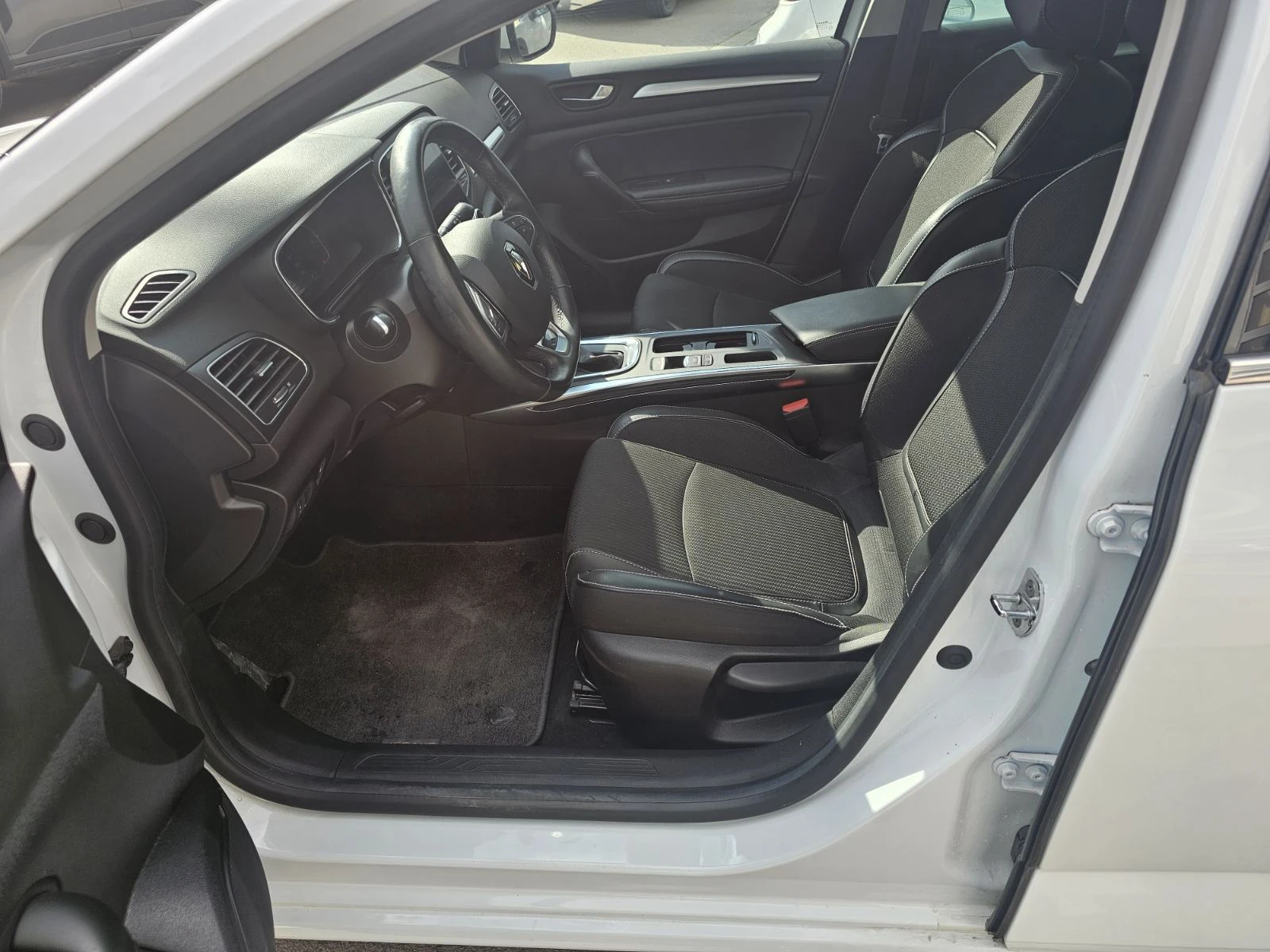 Renault Megane 1.3 TCe 140 EDC, снимка 14 - Автомобили и джипове - 53989368