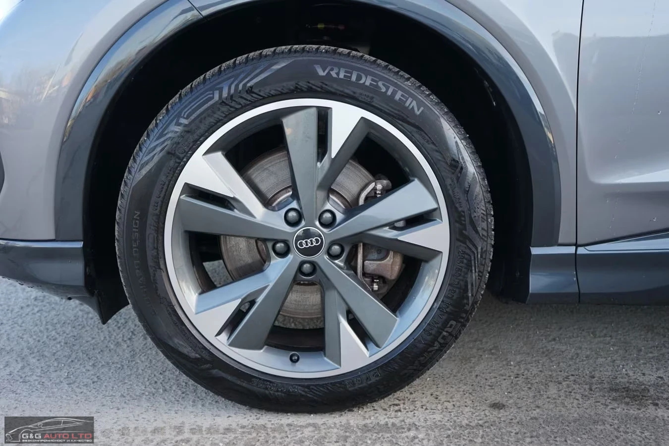 Audi Q4 45e-TRON/265HP/QUATTRO/BASIS/MATRIX/CAM/LED/913g, снимка 3 - Автомобили и джипове - 53815346