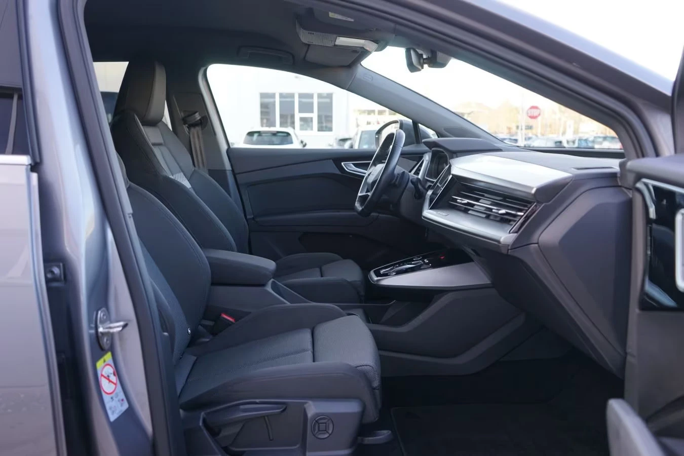 Audi Q4 45e-TRON/265HP/QUATTRO/BASIS/MATRIX/CAM/LED/913g, снимка 13 - Автомобили и джипове - 53815346