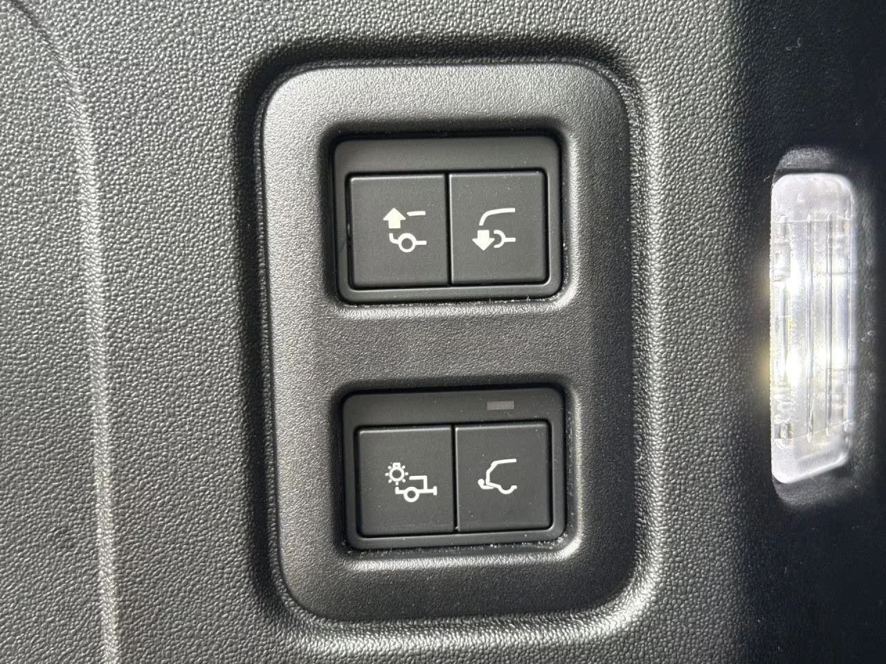 Land Rover Defender 2026MY P425 5.0 V8 X-Dynamic HSE, снимка 11 - Автомобили и джипове - 55432320
