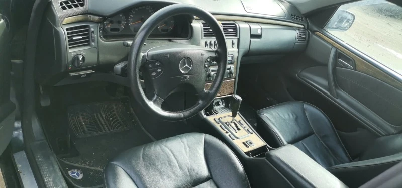 Mercedes-Benz E 220 2.2, снимка 3 - Автомобили и джипове - 45776652