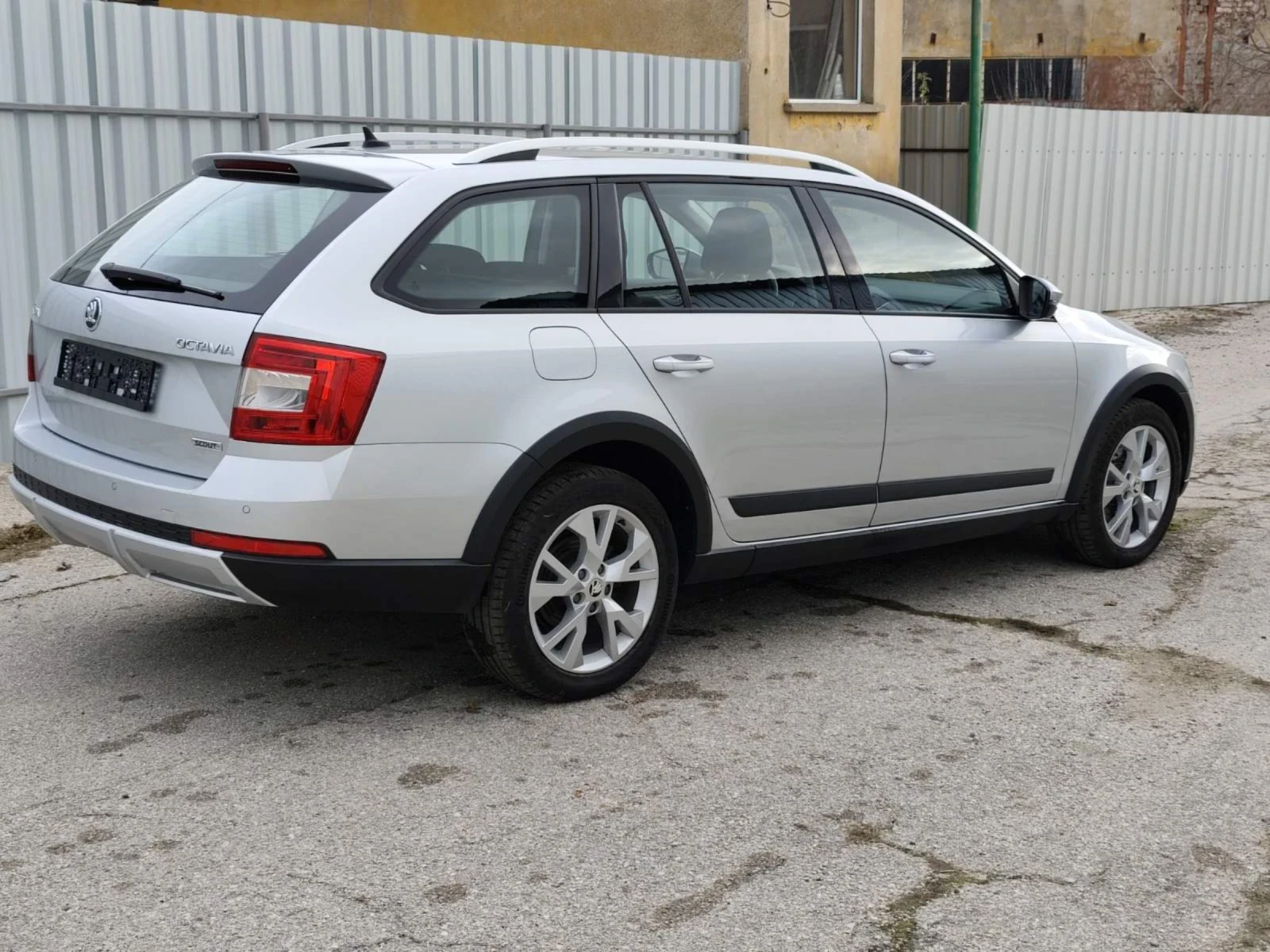 Skoda Octavia Scout 4x4 DSG  - изображение 4