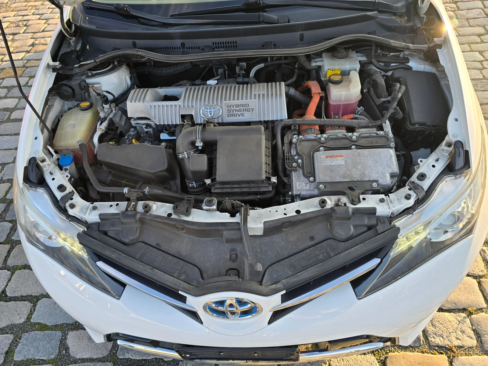 Toyota Auris 1.8HYBRID EU5B ОБСЛУЖЕНА НОВИ ГУМИ - изображение 9