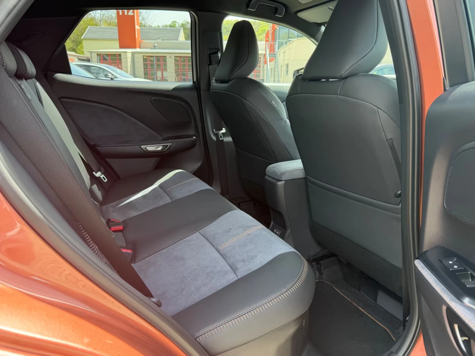 Lexus LBX НОВ!/HEV/136HP/COOL/HUD/NAVI/360/LED/KLESS/406z, снимка 14 - Автомобили и джипове - 54511213