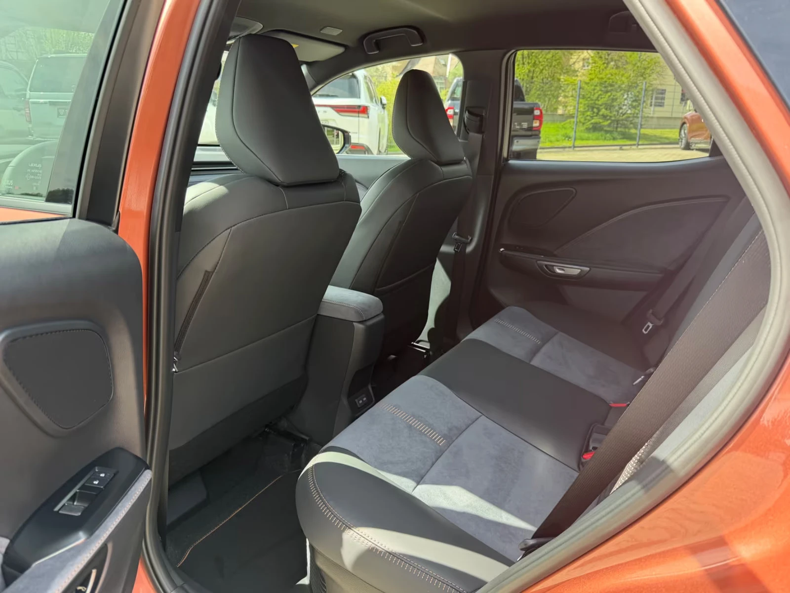 Lexus LBX НОВ!/HEV/136HP/COOL/HUD/NAVI/360/LED/KLESS/406z, снимка 13 - Автомобили и джипове - 54511213
