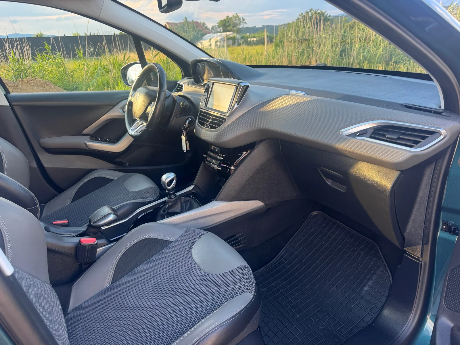 Peugeot 2008 1.2T * ALLURE* CAMERA* SERVICE* , снимка 13 - Автомобили и джипове - 55034613