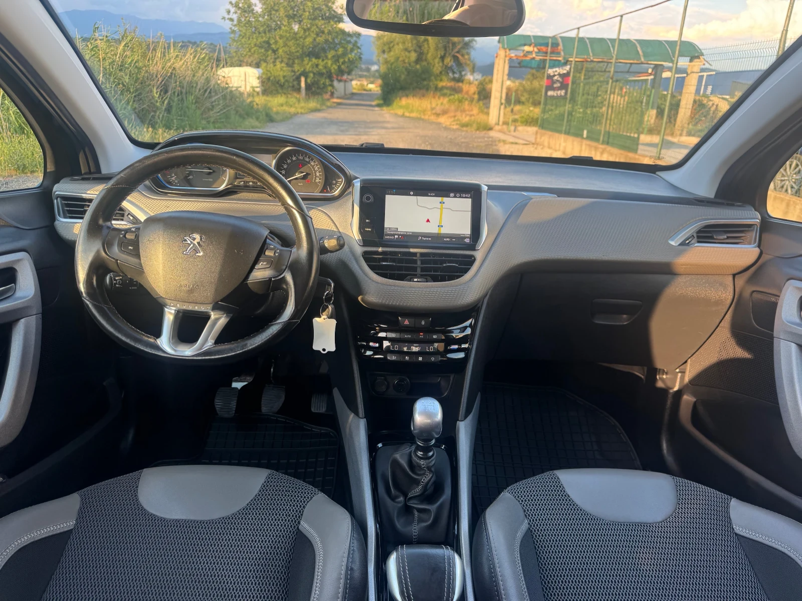 Peugeot 2008 1.2T * ALLURE* CAMERA* SERVICE* , снимка 11 - Автомобили и джипове - 55034613