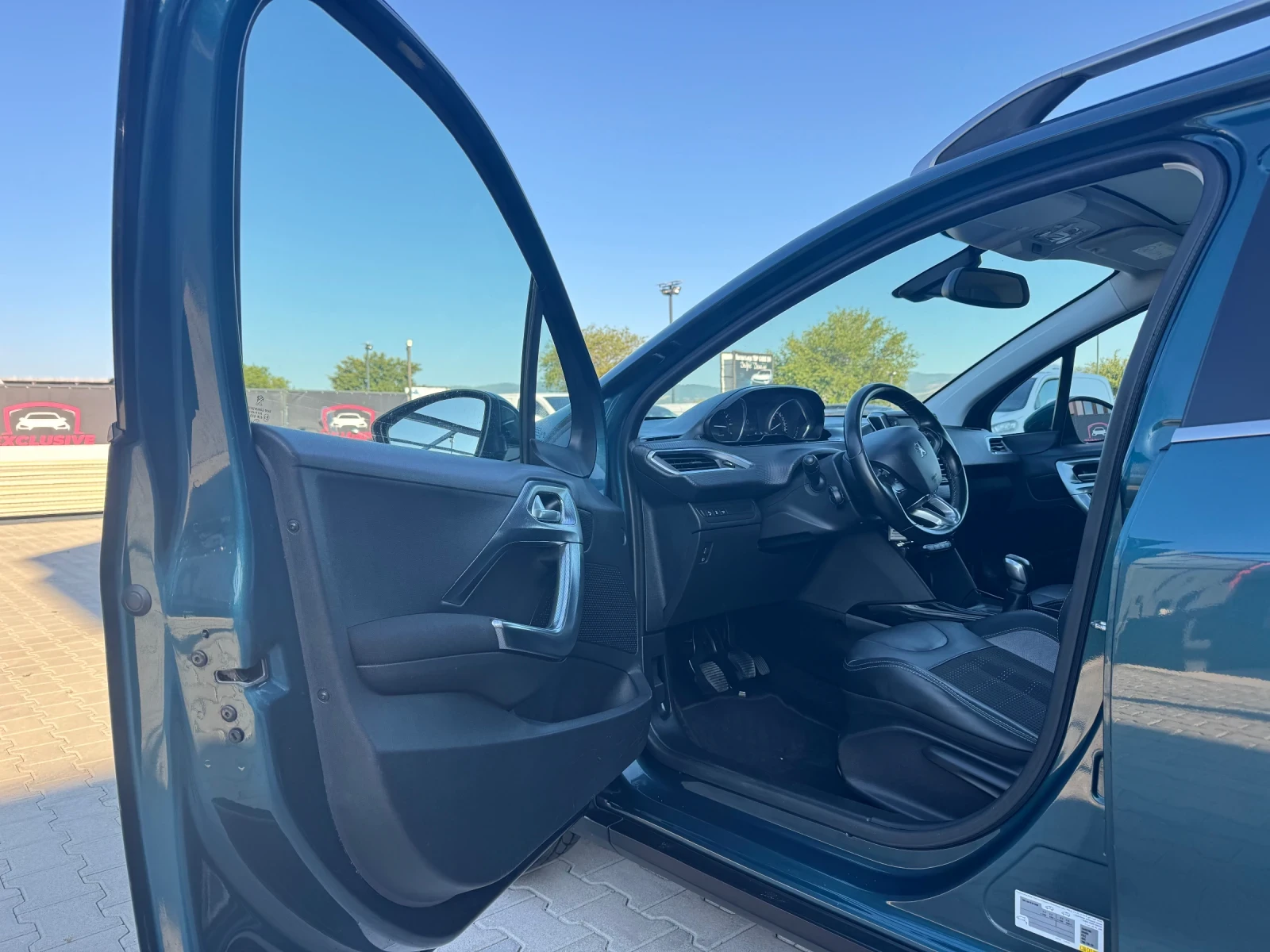 Peugeot 2008 1.2 ALLURE FULL EURO-6, снимка 9 - Автомобили и джипове - 55506357