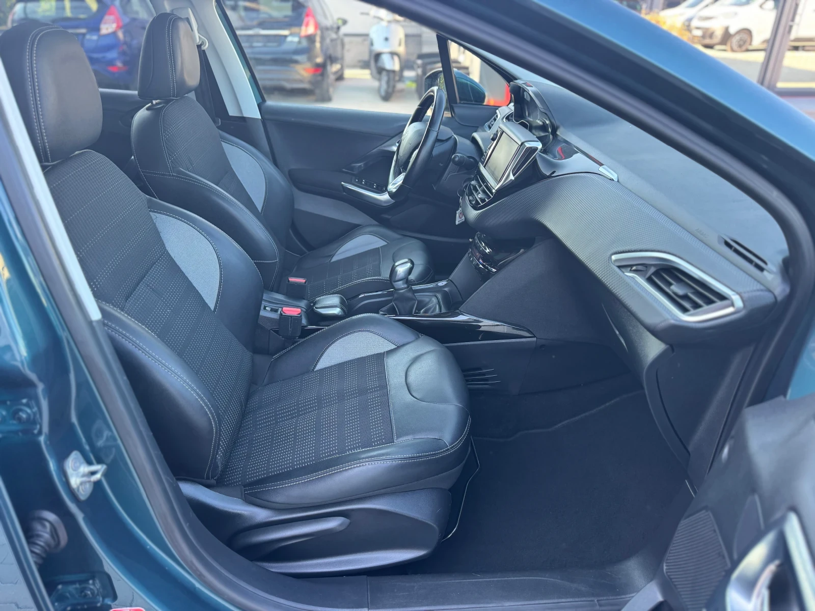Peugeot 2008 1.2 ALLURE FULL EURO-6, снимка 13 - Автомобили и джипове - 55506357