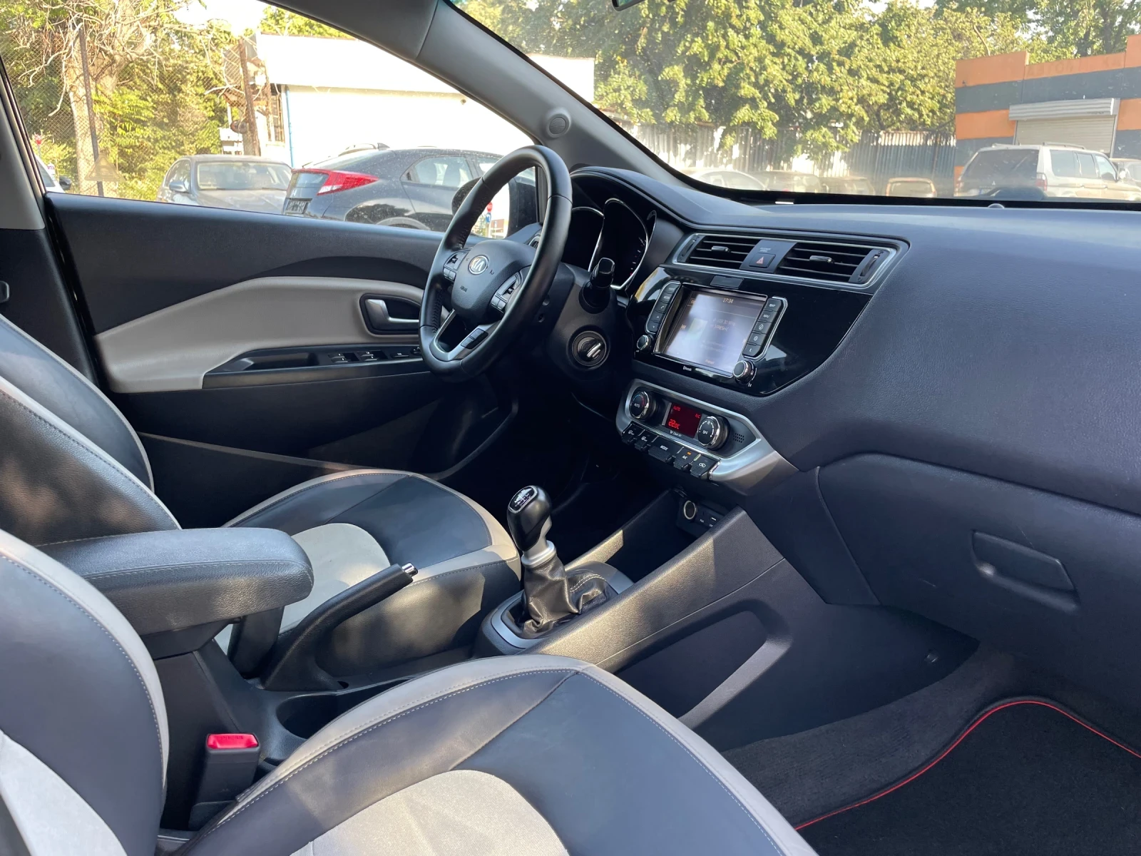 Kia Rio 1.4 Exclusive, снимка 9 - Автомобили и джипове - 55904723