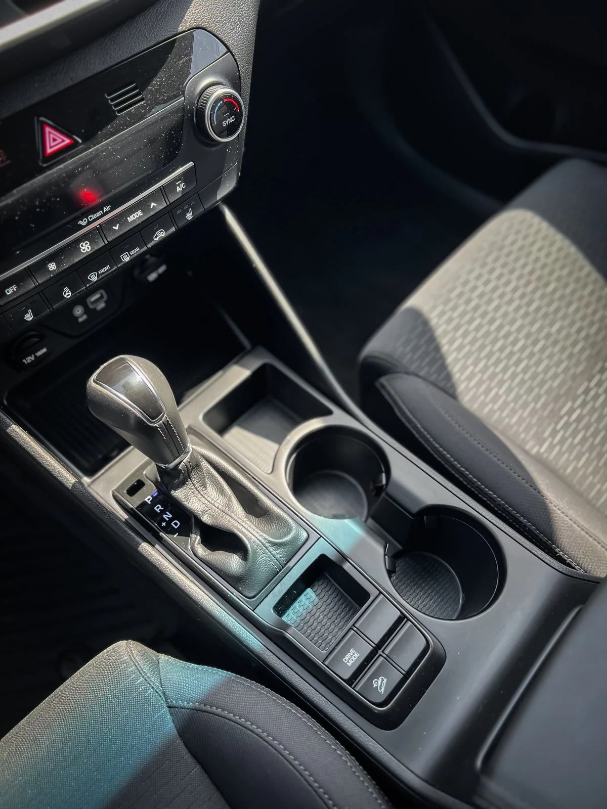 Hyundai Tucson 2.4L HTRAC/KEYLESS/FULL/PANORAMA/LANE ASIST, снимка 8 - Автомобили и джипове - 53744470