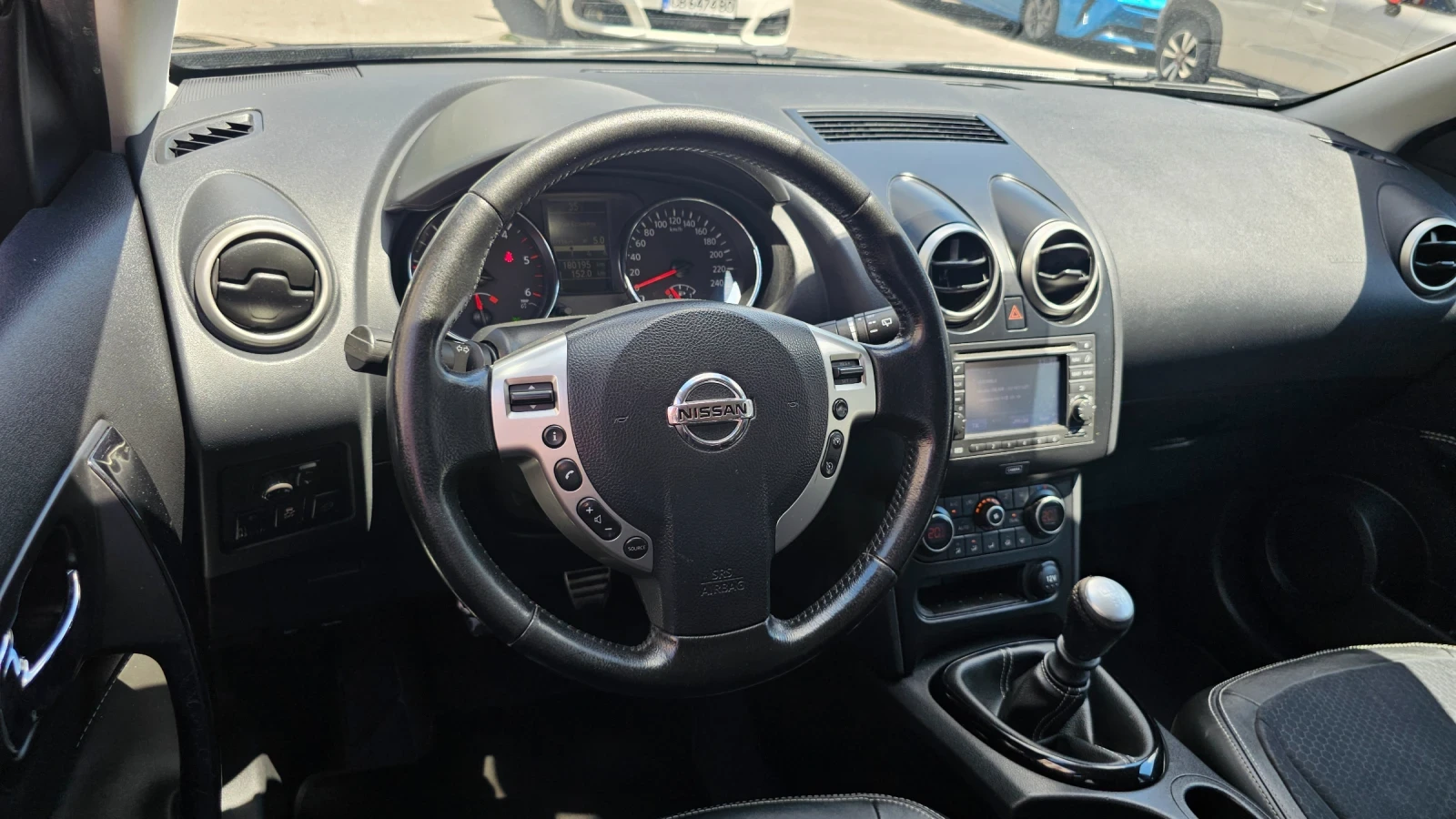Nissan Qashqai 1.6 dci * ПАНОРАМА* НАВИГАЦИЯ* , снимка 13 - Автомобили и джипове - 54703732