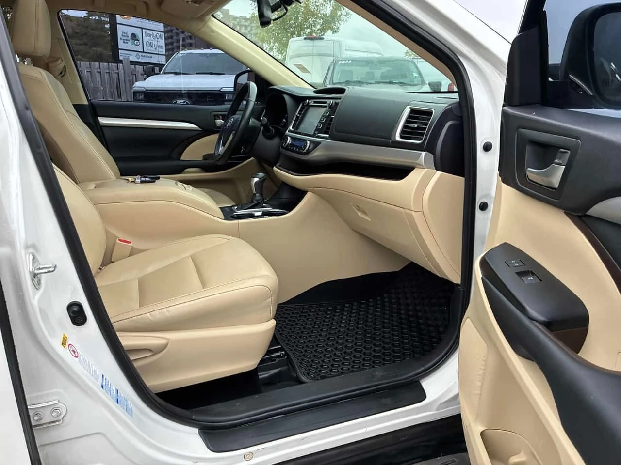 Toyota Highlander  XLE / CARFAX / ЦЕНА ДО БЪЛГАРИЯ, снимка 15 - Автомобили и джипове - 56323600
