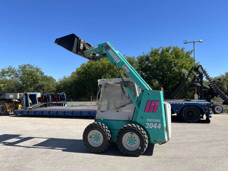 Мини челни товарачи GEHL Mustang 2044