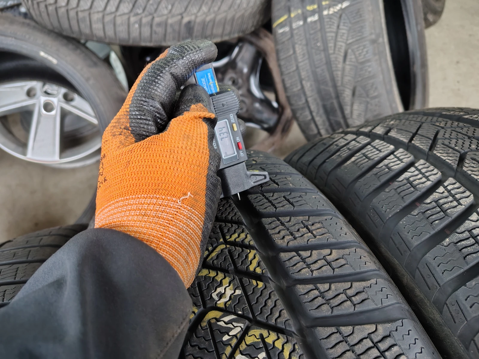 Гуми Зимни 245/45R18, снимка 5 - Гуми и джанти - 54094843