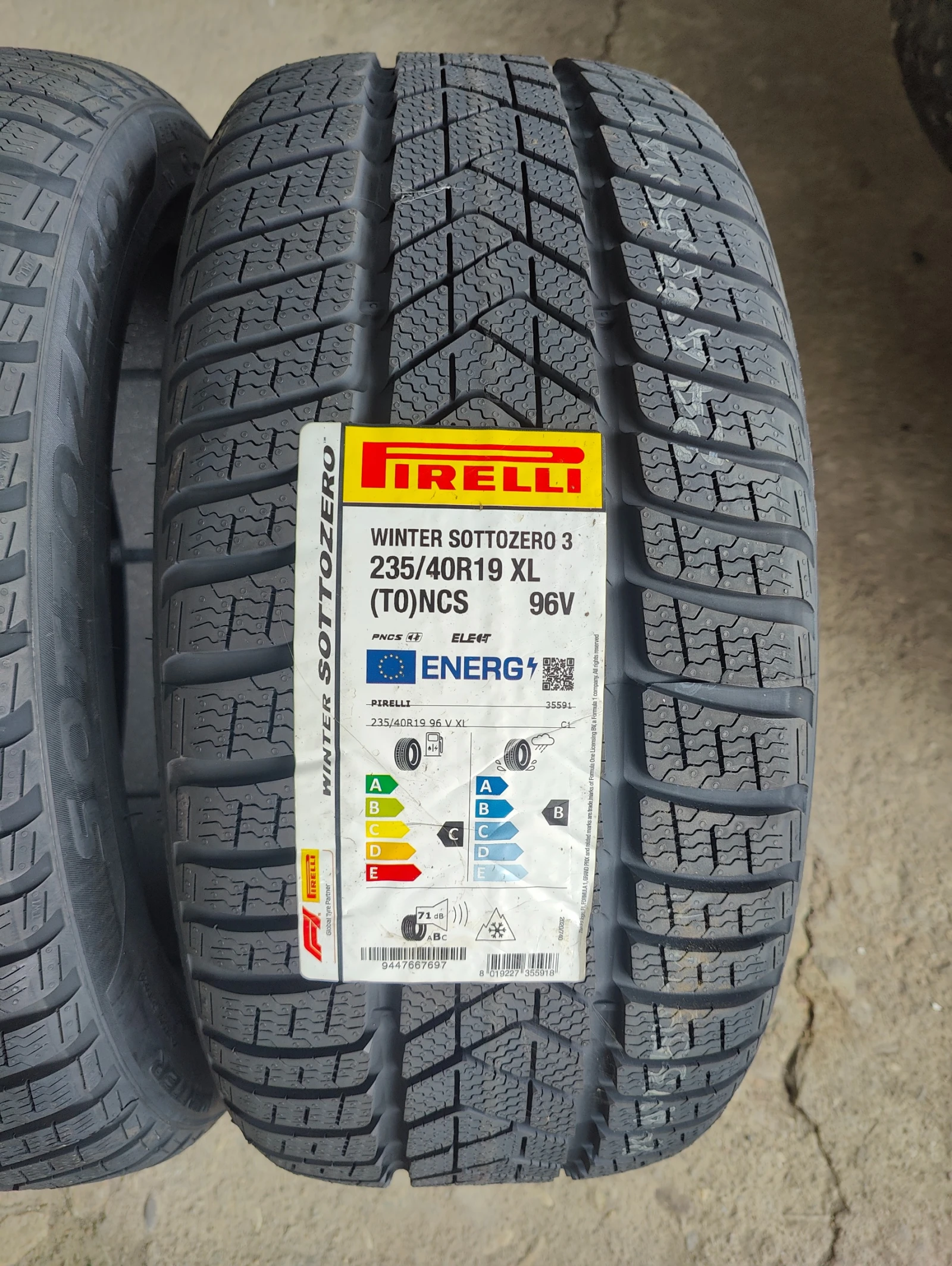 Гуми Зимни 235/40R19, снимка 4 - Гуми и джанти - 56069359